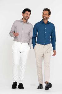 2 kerels naast elkaar lopen de ene in een beige en de andere in een donkerblauw techno comfort shirt.