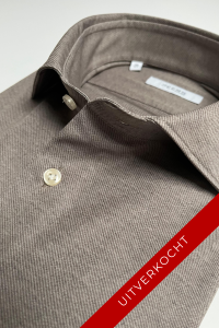 ut away collar van een techno comfort shirt met twill in structuur in de kleur bruin.