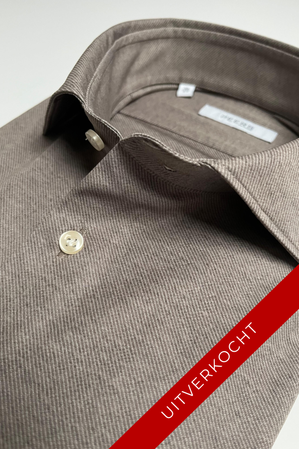 ut away collar van een techno comfort shirt met twill in structuur in de kleur bruin.