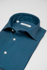 Donkerblauw techno comfort shirt met 4 way stretch strak opgevouwen met een fijn diagonaal structuurtje.