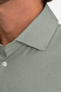Kraag van een groen Techno Comfort shirt met diagonaal twill structuur en parelmoerkleurige knoopjes.