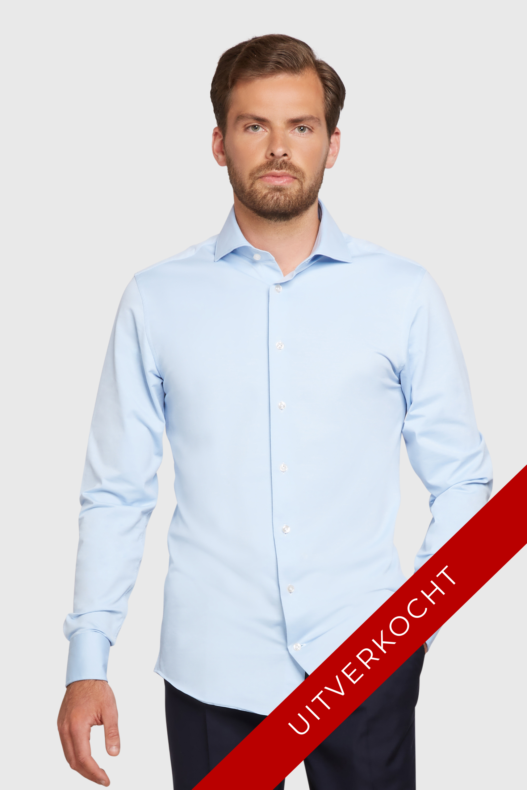 Jongeman in lichtblauw 4 way stretch shirt, de Getaway met lange mouw.
